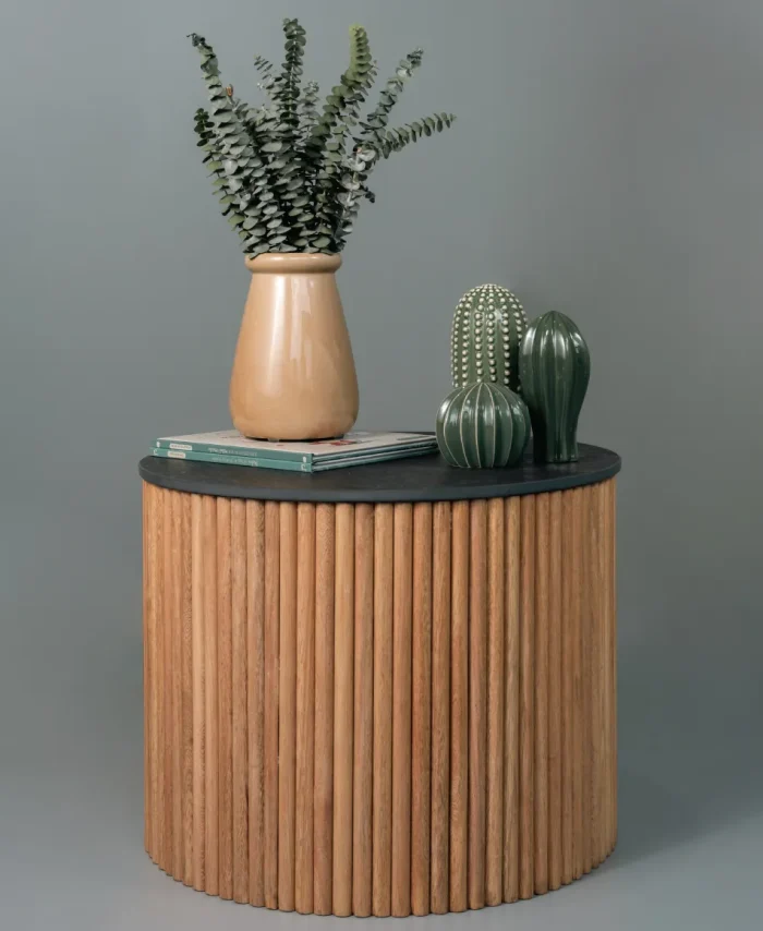 MESA LATERAL ACANALADA CON CUBIERTA EN PIEDRA NEGRA