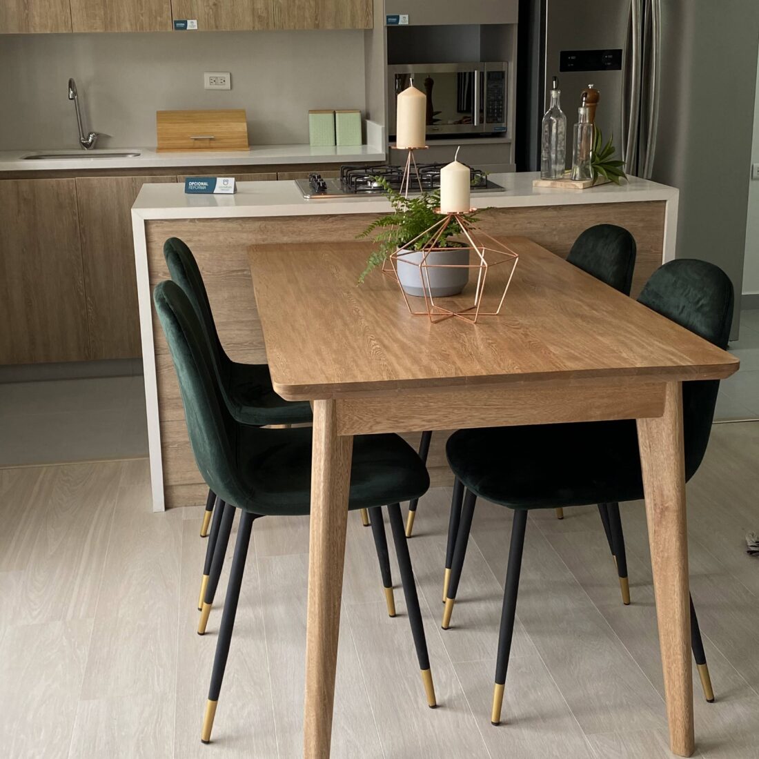 Comedor en roble con diseño moderno y atemporal, ideal para darle calidez y elegancia a cualquier espacio. Su estructura sólida y acabados naturales resaltan la belleza de la madera, mientras sus líneas limpias y estilizadas crean un ambiente acogedor y sofisticado. Perfecto para compartir momentos especiales en familia o con amigos.