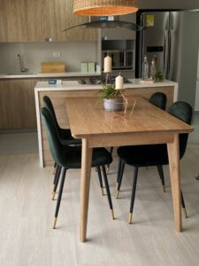 Comedor en roble con diseño moderno y atemporal, ideal para darle calidez y elegancia a cualquier espacio. Su estructura sólida y acabados naturales resaltan la belleza de la madera, mientras sus líneas limpias y estilizadas crean un ambiente acogedor y sofisticado. Perfecto para compartir momentos especiales en familia o con amigos.