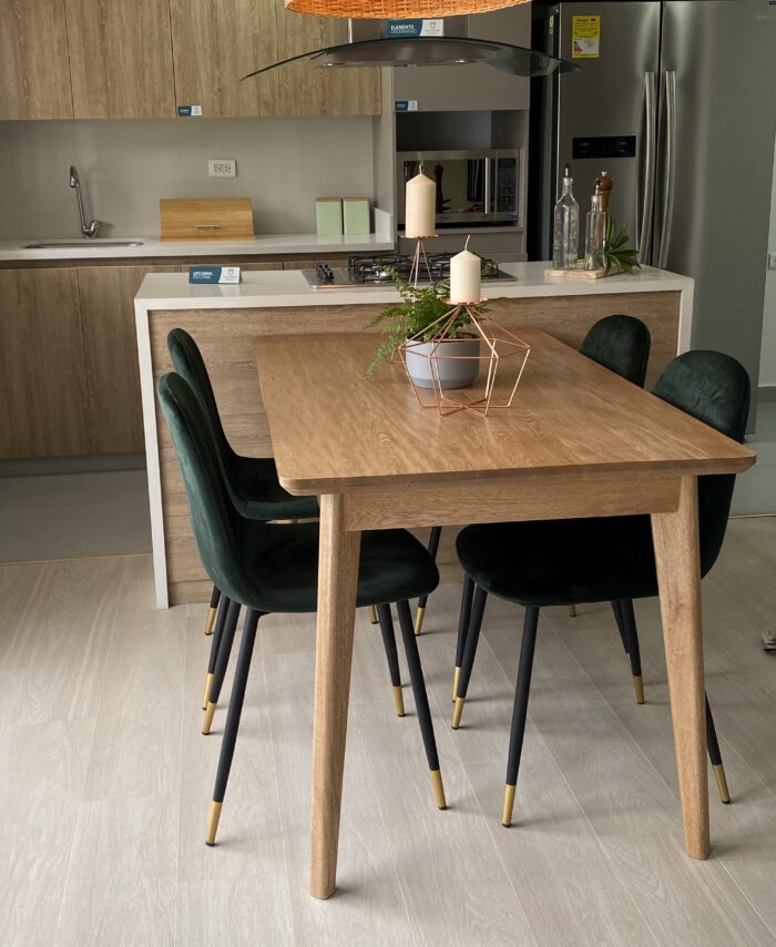 Comedor en roble con diseño moderno y atemporal, ideal para darle calidez y elegancia a cualquier espacio. Su estructura sólida y acabados naturales resaltan la belleza de la madera, mientras sus líneas limpias y estilizadas crean un ambiente acogedor y sofisticado. Perfecto para compartir momentos especiales en familia o con amigos.